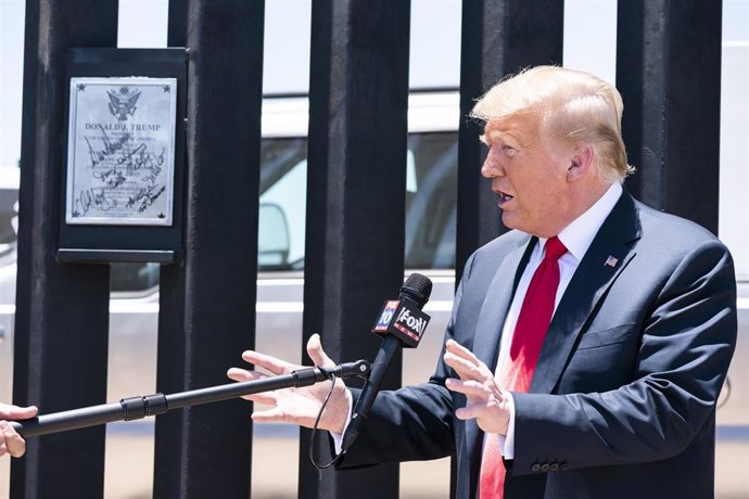Archivo - El presidente de Estados Unidos, Donald Trump, durante la inauguración de una parte del nuevo muro fronterizo que separa la frontera sur con México.