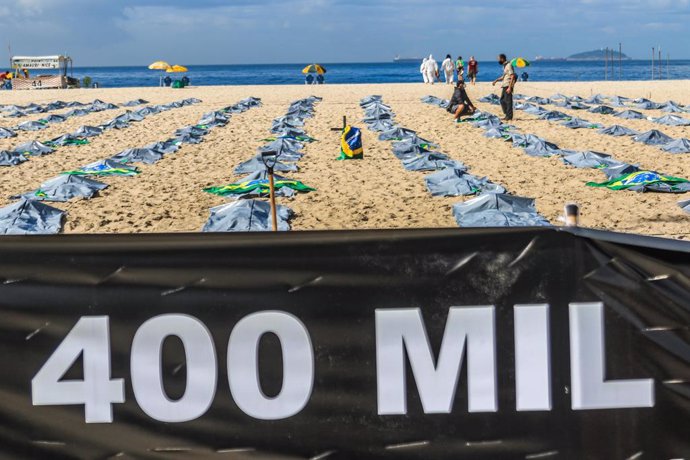 Protesta en la playa de Copacabana contra la situación de Brasil frente al coronavirus