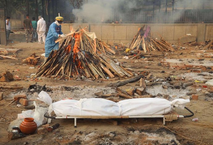 28 April 2021, India, New Delhi: A body of a Coronavirus (Covid19) victim seen before the cremation at a crematorium. India hit record numbers of Covid-19 infections worldwide for the sixth day running on Tuesday, as health systems buckled under the pre