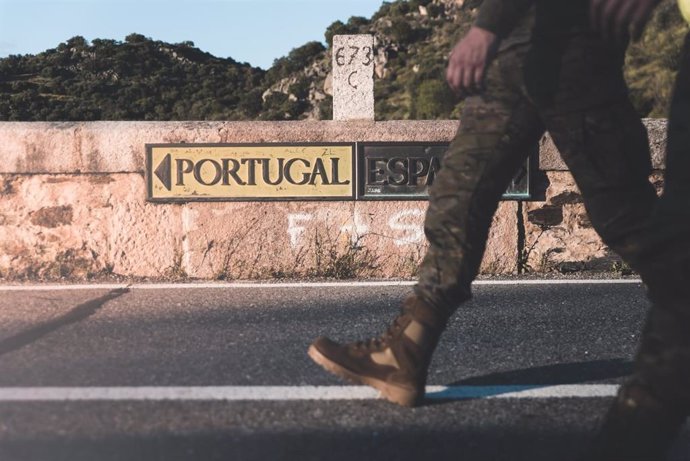 Archivo - Militares en la frontera entre España y Portugal, en Extremadura