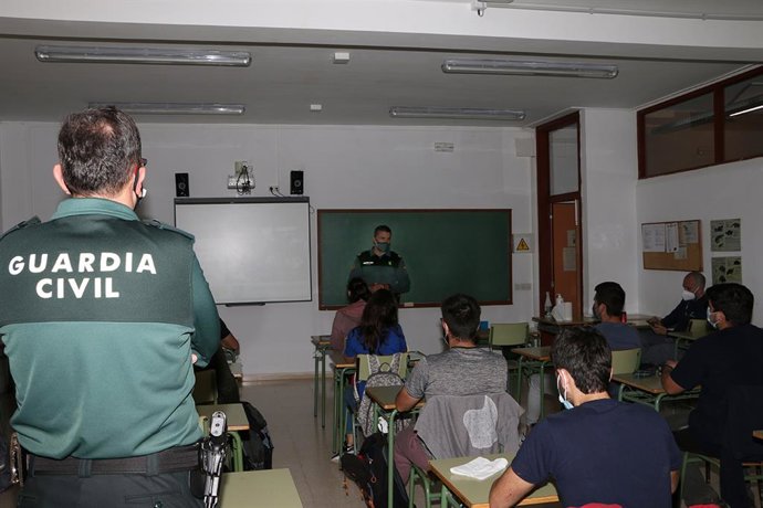 Guardia Civil imparte unas charlas a los alumnos de grado superior de Gestión Forestal del CIFP Joan Taix de Sa Pobla.