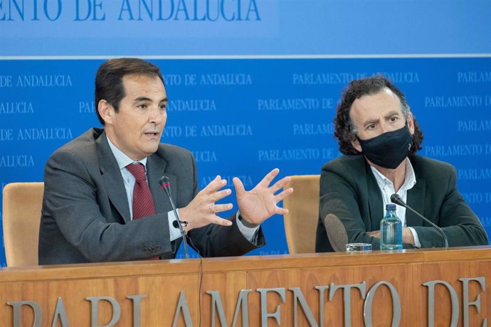 El portavoz del PP en el Parlamento de Andalucía, José Antonio Nieto, y el diputado Pablo Venzal, en una rueda de prensa.
