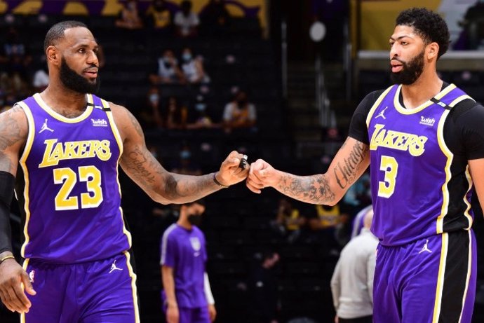 LeBron James y Anthony Davis con Los Angeles Lakers