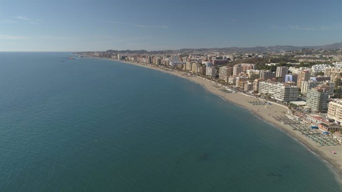 Archivo - Vista aérea de una playa de Fuengirola (Málaga)