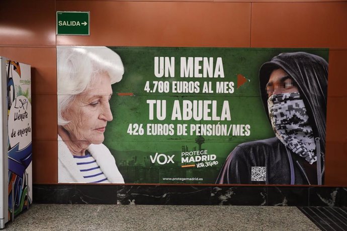 Cartel electoral de Vox en la estación de cercanías de Sol, a 21 de abril de 2021, en Madrid (España). La Fiscalía de Madrid ha abierto diligencias ha abierto diligencias de oficio para investigar la presunta comisión de un delito de odio por parte de V