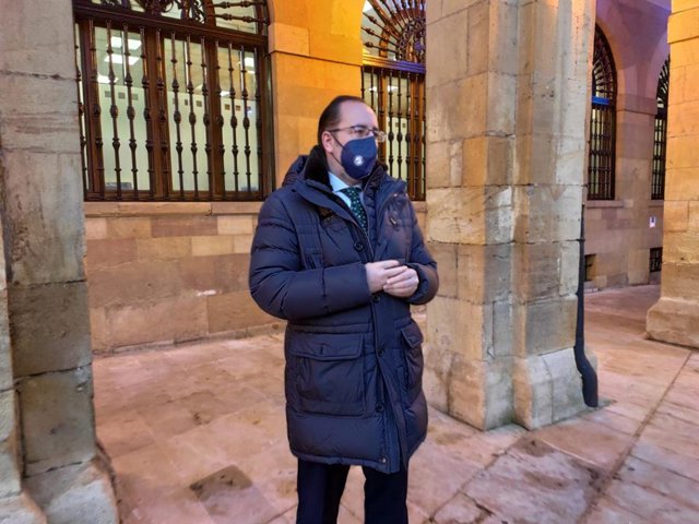 Archivo - El segundo teniente de alcalde y concejal de Interior de Oviedo, Mario Arias, en la plaza del Ayuntamiento.