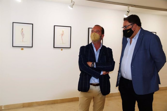 A la izquierda de la imagen, el artista Ignacio García