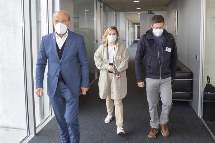 El consejero de Industria, Turismo, Innovación, Transporte y Comercio, Javier López Marcano, recibe a los representantes de la asociación Costa Quebrada.