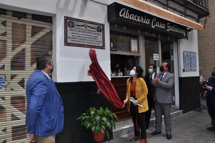 La plaza de Calderón de la Barca evoca de nuevo a Cervantes