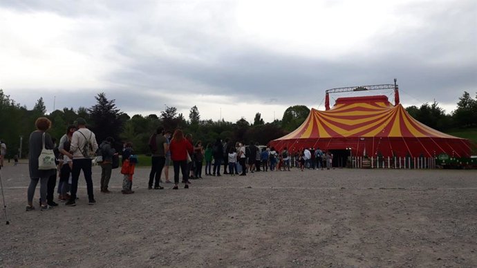 Jende ilara Errenterian Gure Zirkura sartzeko.