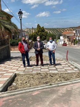 El diputado de Obras Públicas y Vivienda, José María Villegas, ha estado en Chimeneas y se ha reunido con su alcalde, Pedro Salvatierra, y el teniente de alcalde, Miguel Pérez.