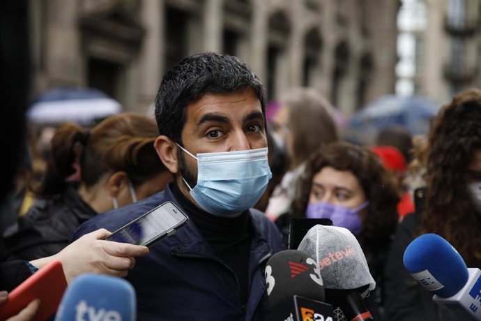 El conseller de Trabajo de la Generalitat, Chakir el Homnrani, en la concentración de Barcelona por el 1 de Mayo, Día del Trabajador