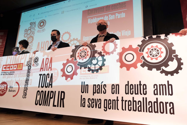 El secretario general de UGT Baleares, Lorenzo Navarro (i), y el secretario general de CCOO Baleares, José Luis García (d), durante un acto con motivo del Día Internacional de los Trabajadores.