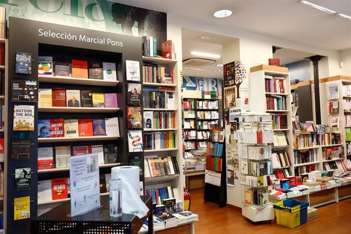 Archivo - Interior de una librería independiente, en Madrid, (España), a 13 de noviembre de 2020.