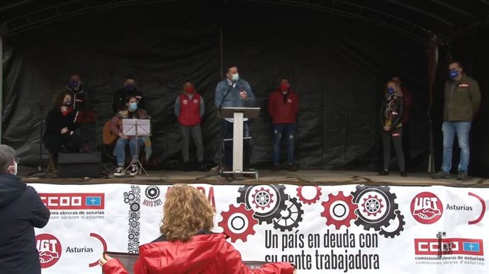Intervención del secretario general de UGT en Asturias, Javier Fernández Lanero, durante la concentración del 1 de Mayo en  Gijón.