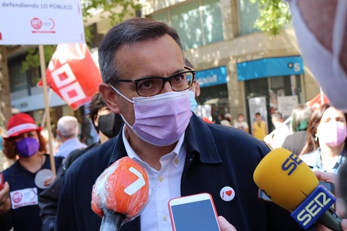 El secretario general del PSRM y portavoz del Grupo Parlamentario Socialista, Diego Conesa, en la manifestación del Primero de mayo