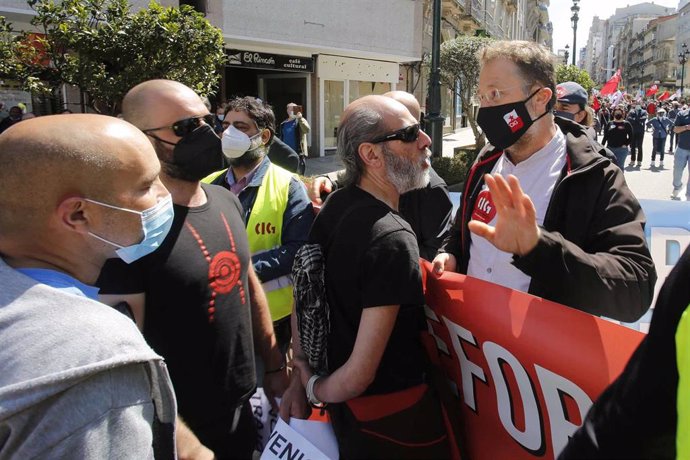 Trabajadores del metal interumpen la manifestación de la CIG en Vigo con motivo del 1 de mayo en protesta por el convenio provincial