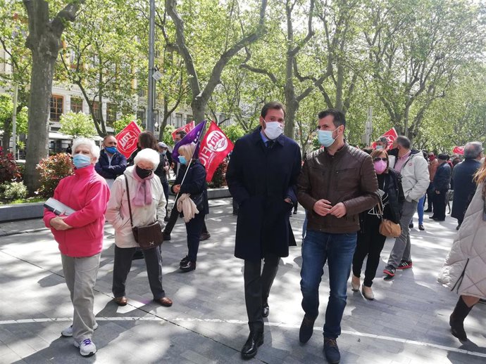 Tudanca se dirige junto a Puente al lugar de la concentración por el 1 de mayo