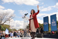 Ayuso condena que "unos matones a sueldo de Podemos" hayan agredido a policías