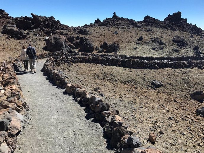 Archivo - Sendero en el Parque Nacional del Teide