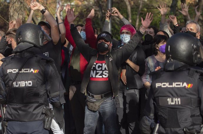 Varias personas participan en la concentración convocada en Vallecas contra Vox, a 7 de abril de 2021, en la Plaza de la Constitución de Vallecas, Madrid, (España). Esta concentración, convocada por diferentes asociaciones y grupos antifascistas del dis