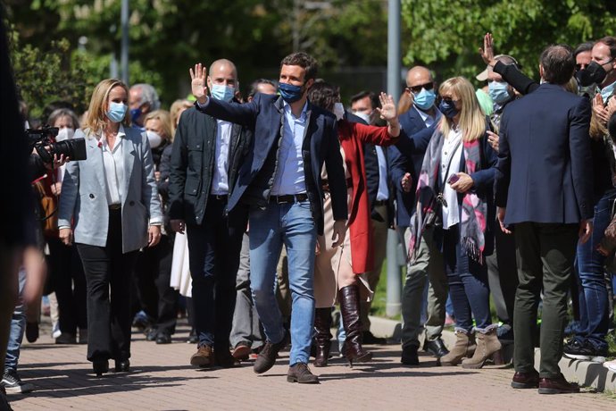 La presidenta de la Comunidad de Madrid y candidata a la reelección, Isabel Díaz Ayuso (d), junto al presidente del PP, Pablo Casado (centro), y la secretaria general del PP de Madrid, Ana Caminsdurante un acto electoral en el Gran Parque Felipe VI de M