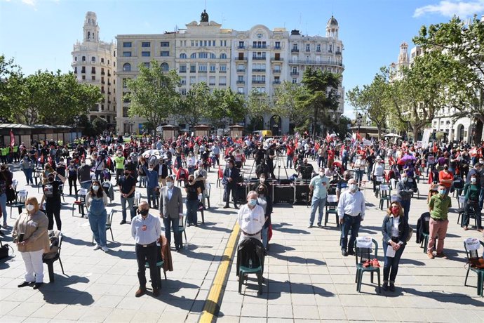 Varias personas participan en una concentración en la Plaza del Ayuntamiento de Valncia con motivo del 1 de Mayo