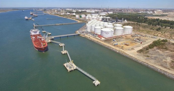 Decal solicita al Puerto de Huelva ampliar sus instalaciones como terminal marítima de hidrocarburos y otros graneles líquidos.