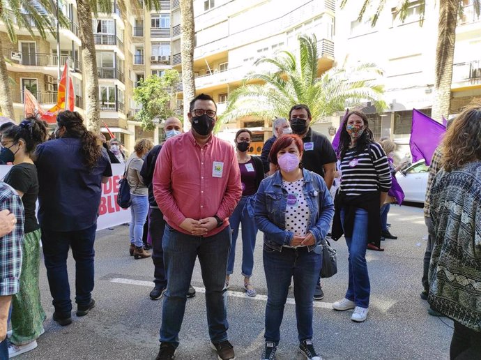 Guzmán Ahumada, coordinador provincial de Izquierda Unida Málaga, junto a Paqui Macías, portavoz de Podemos Málaga, en la manifestación por el 1 de mayo en la capital