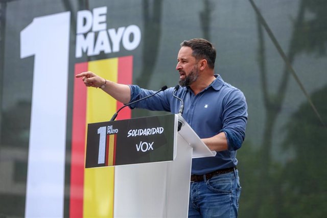 El presidente de Vox, Santiago Abascal, participa en una concentración convocada en Conde de Casal, a 1 de mayo de 2021, en Madrid, (España). Esta protesta es una de las muchas movilizaciones que el sindicato Solidaridad ha convocado en varias partes de