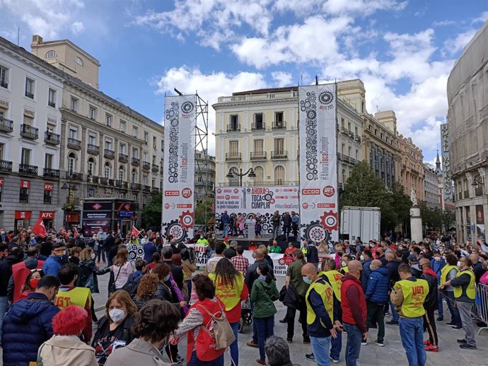 Llegada de sindicatos a la Puerta del Sol.