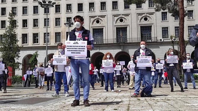 Representantes del sindicato USO en una manifestación frente al Ministerio de Trabajo y Economía Social en Madrid, a 1 de mayo de 2021