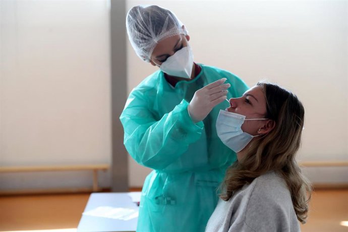 Una joven estudiante se realiza la prueba del coronavirus en un instituto de Lisboa.