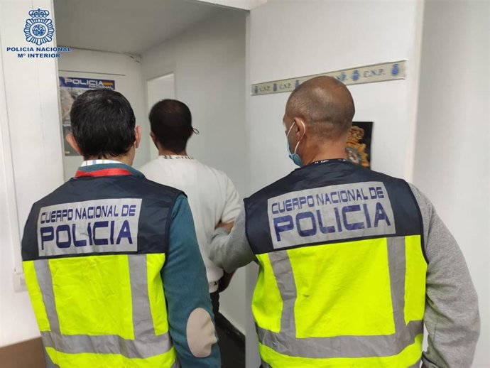 Uno de los detenidos como presunto autor del robo con fuerza y falsedad documental.