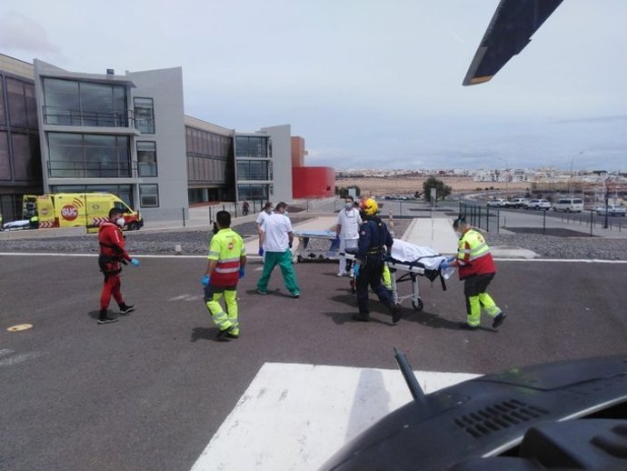 Llegada de uno de los pescadores fallecidos al Hospital de Fuerteventura
