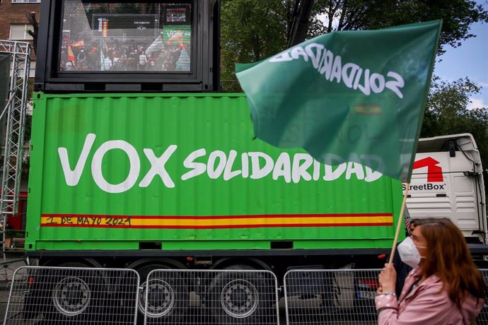 Una mujer sostiene una bandera del sindicato Solidaridad durante un acto en Conde de Casal, a 1 de mayo de 2021, en Madrid, (España). Esta protesta es una de las muchas movilizaciones que el sindicato Solidaridad ha convocado en varias partes de España 