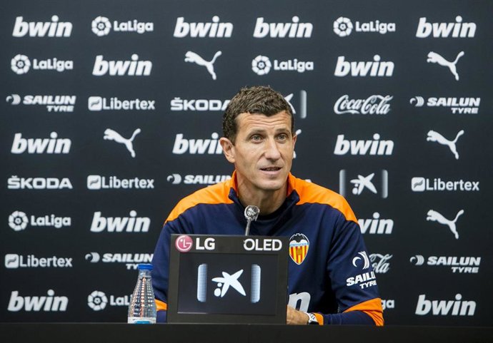 Archivo - El entrenador del Valencia CF, Javi Gracia, en rueda de prensa