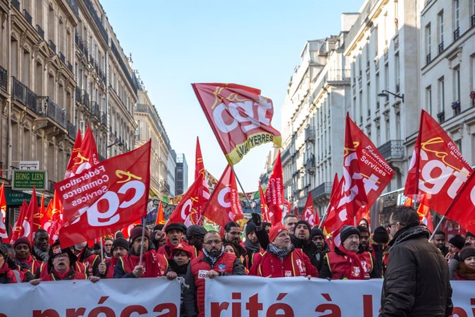 Archivo - 22 January 2020, France, Paris: Members of France's General Confederation of Labour (CGT) take part in a protest against the French government's pensions. Photo: Sadak Souici/Le Pictorium Agency via ZUMA/dpa