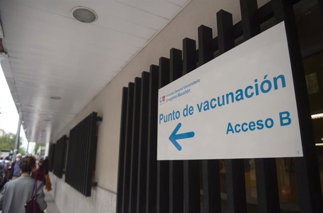 Señalización para recibir la vacuna contra el Covid-19, a 27 de abril de 2021, en el Hospital Gregorio Marañón, Madrid, (España). 