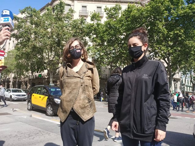 La portavoz de la CUP en el Parlament Eulàlia Regant junto a una portavoz del sindicato Arran, Marina Gispert