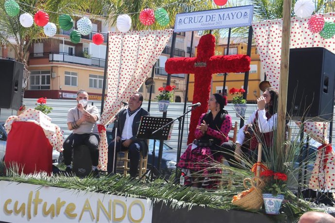 Una Cruz itinerante anima las plazas de Almuñécar este fin de semana para recordar la Cruz de Mayo.