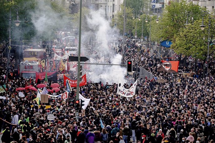01 May 2021, Berlin: Participants walk through the city during a demonstration of left-wing and radical left-wing groups under the slogan "Demonstration for revolutionary May Day", on the May Day, International Worker' Day. Photo: Kay Nietfeld/dpa