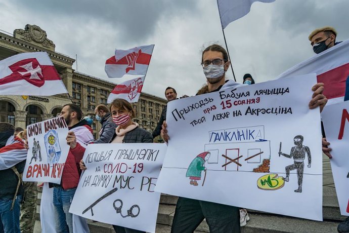 18 April 2021, Ukraine, Kyiv: Belarusian exiles hold banners as they take part in a protest against the Belarusian head of state Lukashenko. Photo: Celestino Arce Lavin/ZUMA Wire/dpa