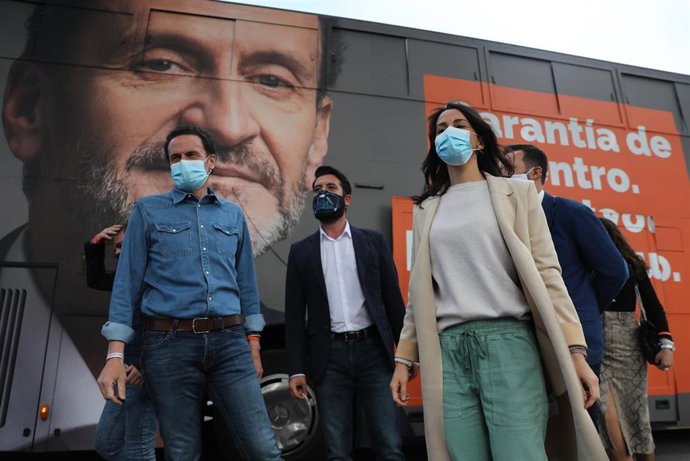 (I-D) El candidato de Ciudadanos (Cs) a la Presidencia de la Comunidad de Madrid, Edmundo Bal; el número 3 de Ciudadanos a la Asamblea de Madrid, César Zafra y la presidenta del partido, Inés Arrimadas a su llegada a un acto electoral.