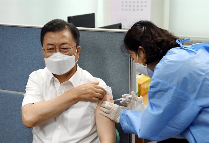 30 April 2021, South Korea, Seoul: South Korean President Moon Jae-in receives the second dose of the AstraZeneca Coronavirus vaccine at a vaccination center in Seoul. Photo: -/yonhap/dpa