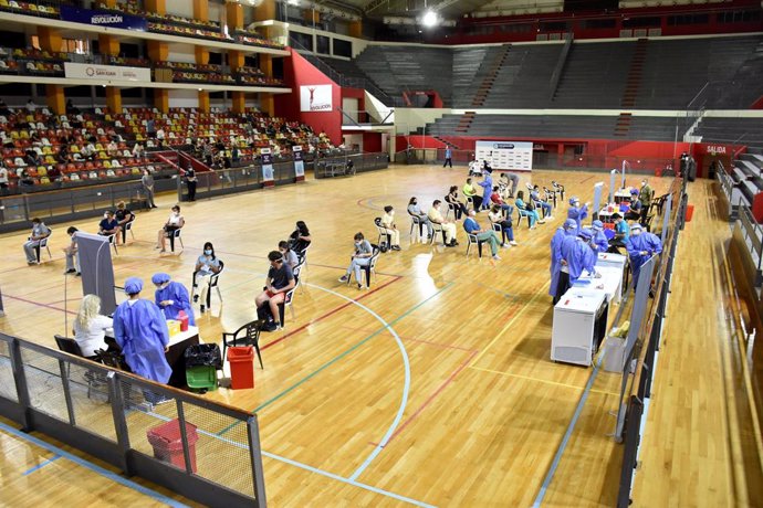 Archivo - 29 December 2020, Argentina, San Juan: Health care workers wait inside an indoor arena before receiving their doses of the Russian Sputnik V coronavirus vaccine as part of a nationwide vaccination campaign. Photo: Ruben Paratore/telam/dpa