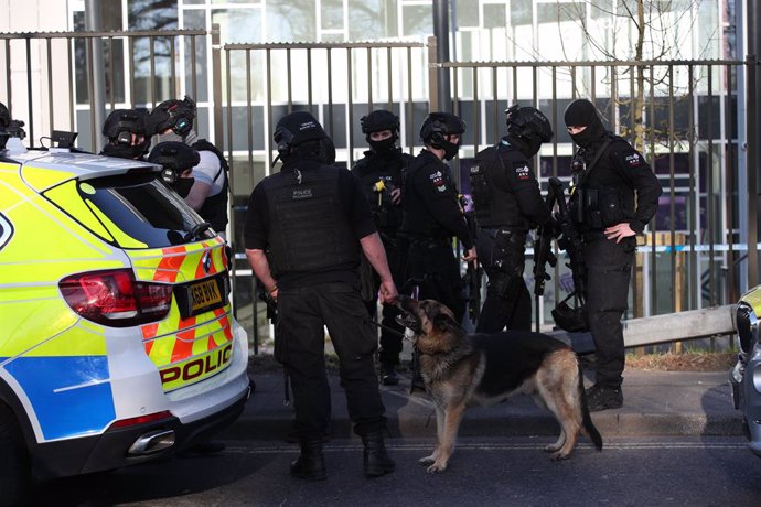 26 April 2021, United Kingdom, Crawley: Armed police stand at Crawley College, following reports of gunshot fire. A man has been detained at the scene in Crawley and two people have suffered injuries, police said. Photo: Yui Mok/PA Wire/dpa