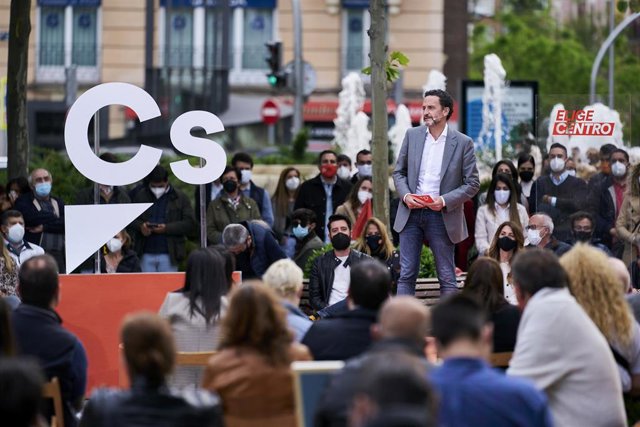 El candidato de Ciudadanos (Cs) a la Presidencia de la Comunidad de Madrid, Edmundo Bal, durante un acto electoral en Chamberí