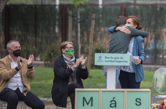 El líder de Más País, Íñigo Errejón, abraza a la candidata de Más Madrid a la Presidencia de la Comunidad de Madrid, Mónica García, durante el acto El Sur nos importa, a 1 de mayo de 2021, en Móstoles, Madrid (España)