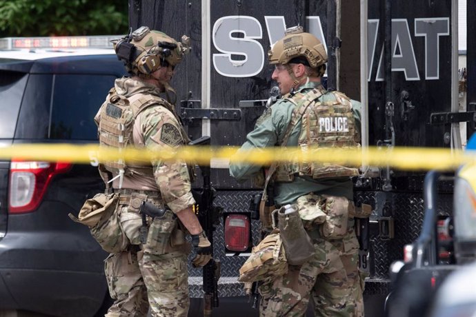 18 April 2021, US, Austin: Police SWAT members stand at the scene of a homicide shooting in northwest Austin that left three people dead as the authorities are still searching for the suspect killer. Photo: Bob Daemmrich/ZUMA Wire/dpa